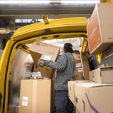 Le retour des paquets commandés en ligne correspond à l'empreinte écologique annuelle de 5000 personnes en Suisse (archives). KEYSTONE/MICHAEL BUHOLZER